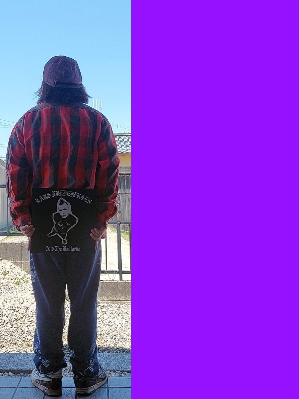 ブルー系のTシャツ/カットソー、レッド系のシャツ/ブラウス、ブラック系のTシャツ/カットソーを着用したメンズの春コーディネートの3枚目の写真