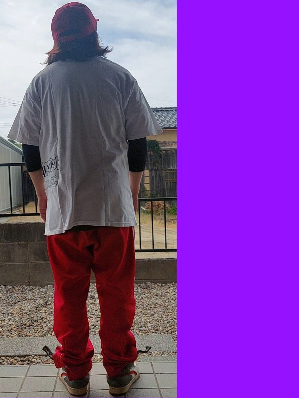 ホワイト系のTシャツ/カットソー、ホワイト系のTシャツ/カットソー、ブラウン系のTシャツ/カットソーを着用したメンズの夏コーディネートの3枚目の写真