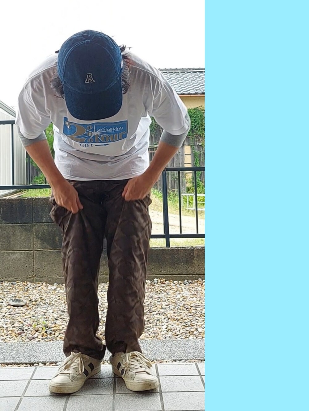 「2000年代、PRO-keds、夏コーデ、カーゴパンツ、ナイロンパンツ、スエードシューズ、キャップ、重ね着、夏だ！Tシャツ着よう！、バンドT、アンビル、白Tシャツ」｜「Championのアイテム（キャップ、ブルー系）」を使った、Neggyさん（メンズ・165cm）の夏コーディネートの3枚目の写真