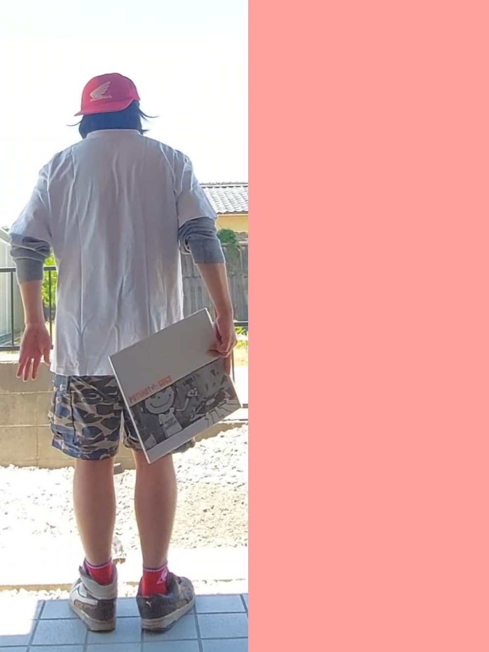 「白Tシャツ、stussy、Apple パロディ、ショートパンツ、迷彩、迷彩ショーツ、アシメトリー、PUMA　BEAST　ﾊｲ&ﾛｰ、靴下、メッシュキャップ、後ろかぶり、重ね着、夏コーデ、ビッグシルエット、プチプラ」｜「HONDAのアイテム（キャップ、レッド系）」を使った、Neggyさん（メンズ・165cm）の夏コーディネートの2枚目の写真