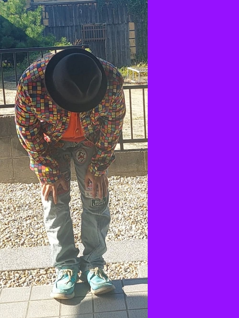 その他のデニムジャケット、オレンジ系のカーディガン/ボレロ、ブラウン系のTシャツ/カットソーを着用したメンズの秋コーディネートの3枚目の写真