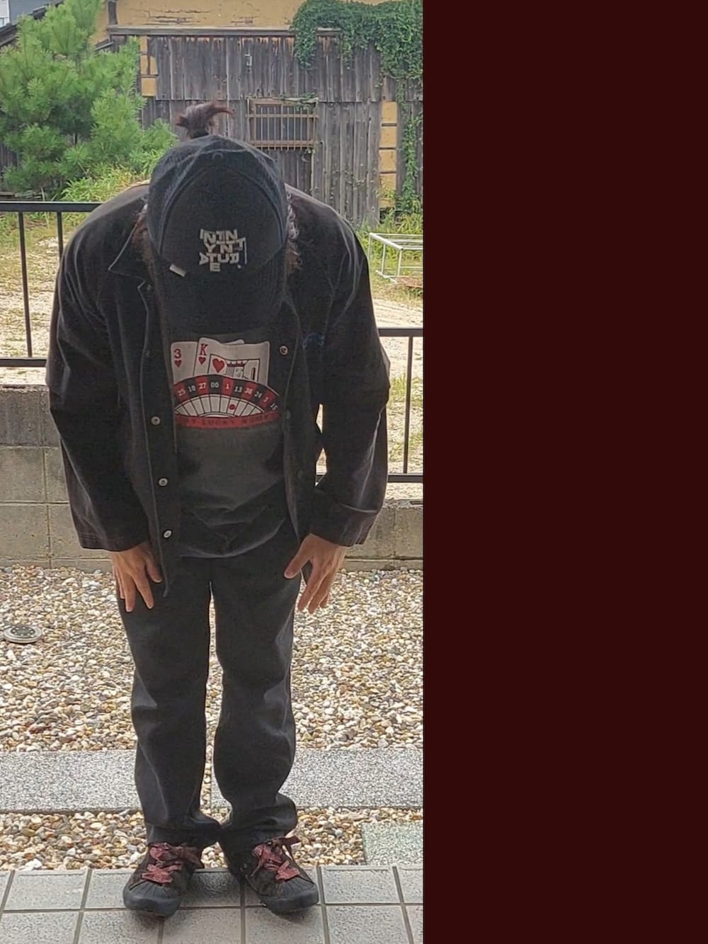 ブラック系のブルゾン、ブラック系のTシャツ/カットソー、ブラック系のその他パンツを着用したメンズの秋コーディネートの2枚目の写真