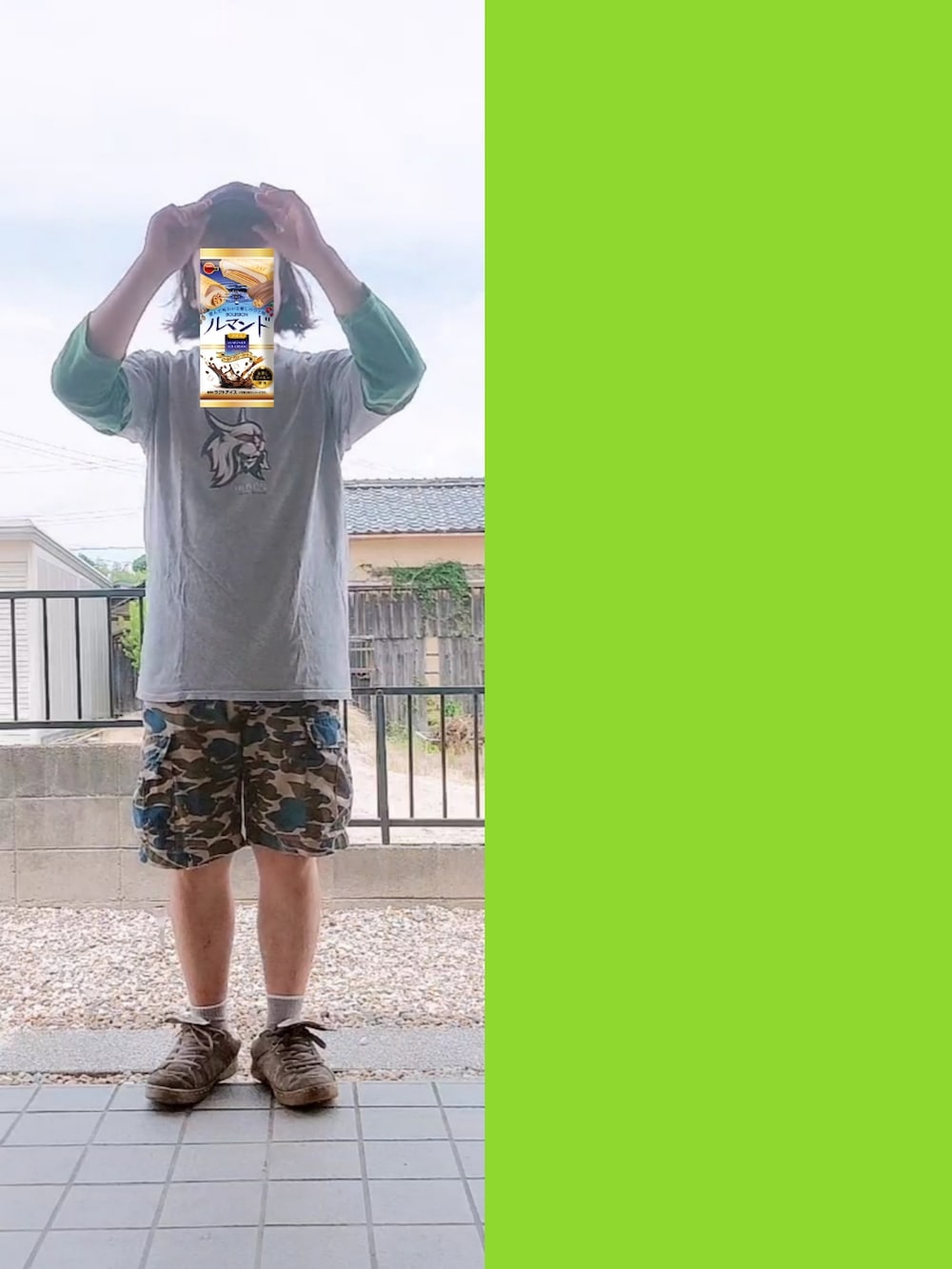 グレー系のTシャツ/カットソー、グリーン系のTシャツ/カットソー、グリーン系のカーゴパンツを着用したメンズの夏コーディネートの2枚目の写真