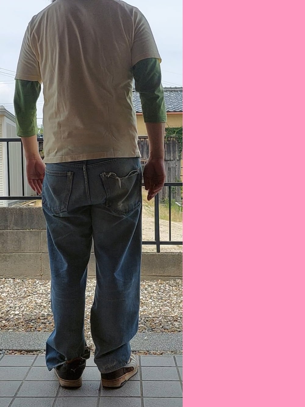 イエロー系のTシャツ/カットソー、グリーン系のTシャツ/カットソー、ブルー系のデニムパンツを着用したメンズの夏コーディネートの2枚目の写真