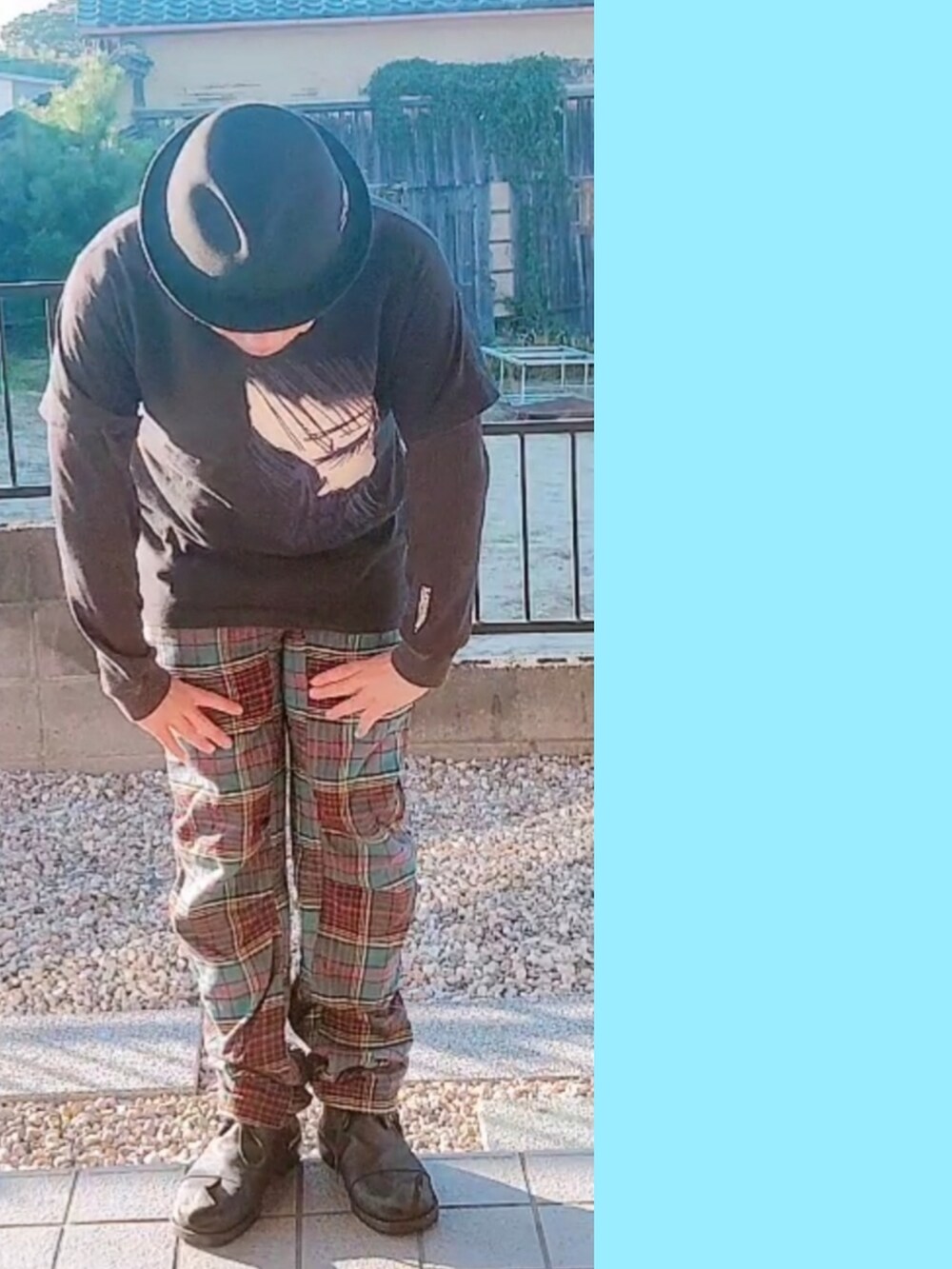 その他のその他パンツ、ブラック系のブーツ、ブラック系のTシャツ/カットソーを着用したメンズの秋コーディネートの3枚目の写真