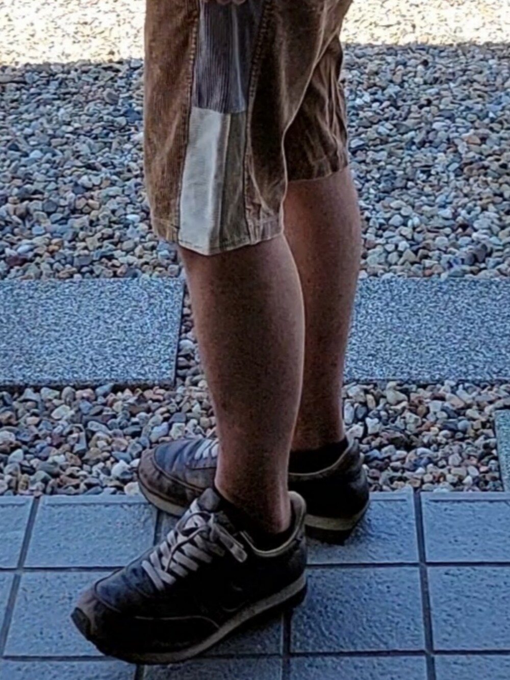 パープル系のTシャツ/カットソー、オレンジ系のTシャツ/カットソー、ブラウン系のその他パンツを着用したメンズの秋コーディネートの2枚目の写真