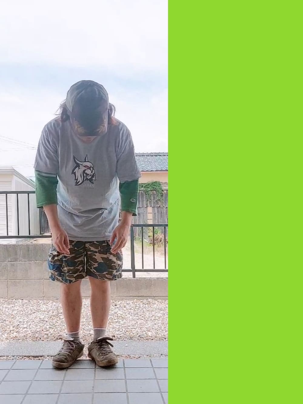 グレー系のTシャツ/カットソー、グリーン系のTシャツ/カットソー、グリーン系のカーゴパンツを着用したメンズの夏コーディネートの4枚目の写真