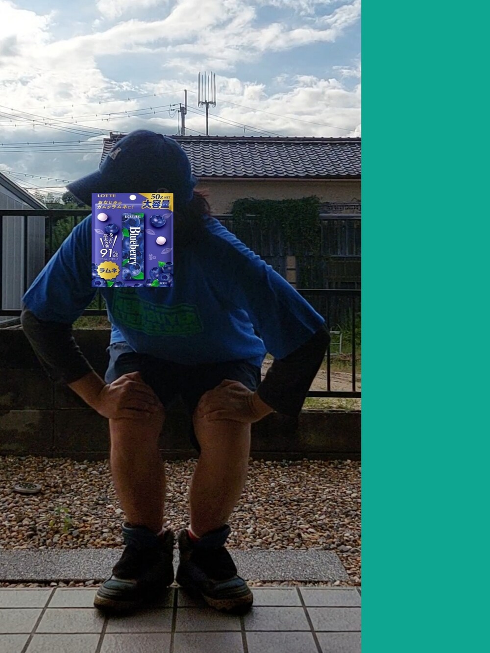 ブルー系のTシャツ/カットソー、ブラック系のTシャツ/カットソー、ブルー系のその他パンツを着用したメンズの夏コーディネートの2枚目の写真