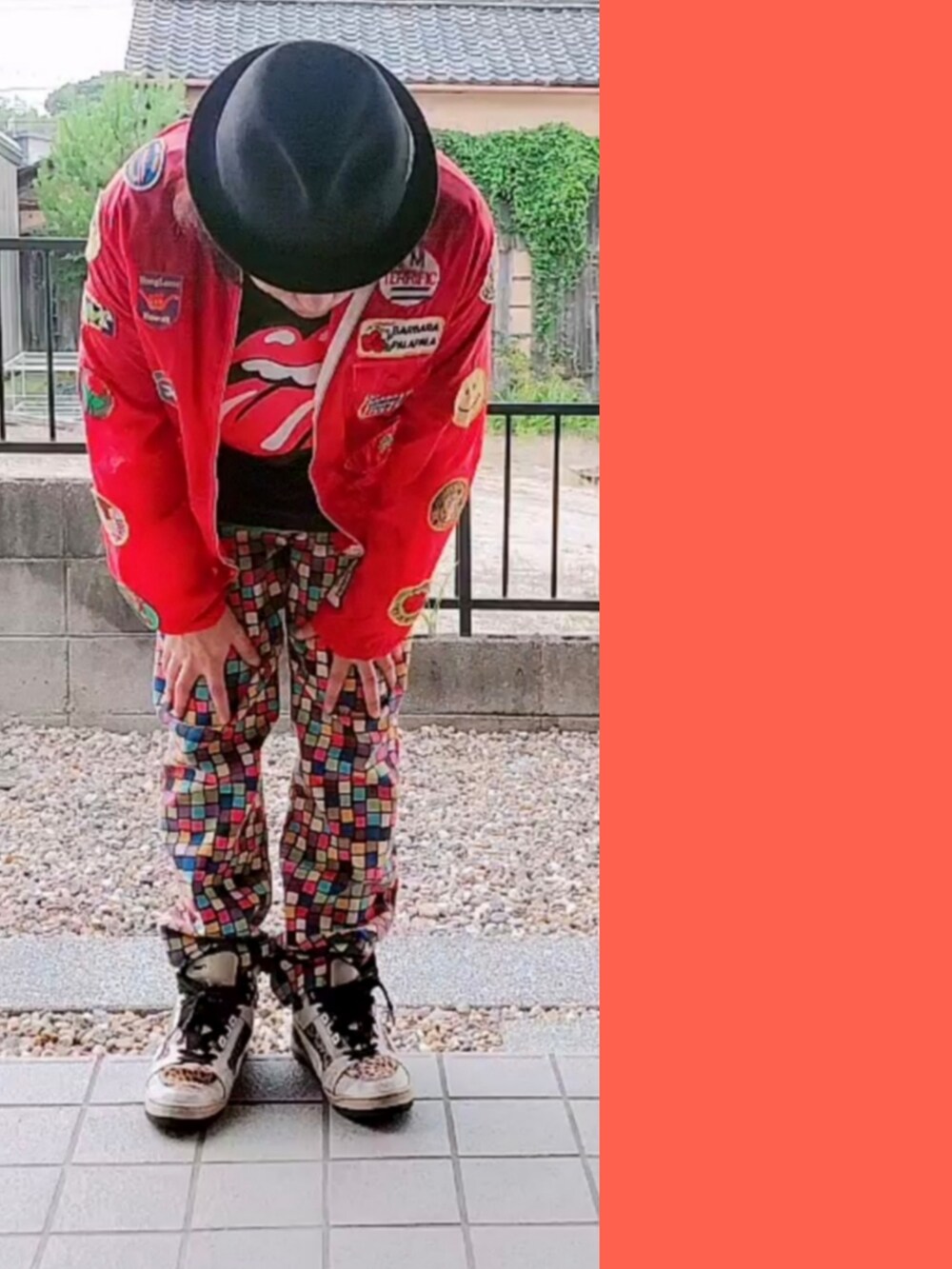 レッド系のナイロンジャケット、ブラック系のTシャツ/カットソー、その他のデニムパンツを着用したメンズの夏コーディネートの2枚目の写真