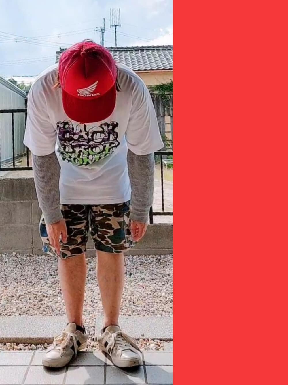 ホワイト系のTシャツ/カットソー、グレー系のTシャツ/カットソー、グリーン系のカーゴパンツを着用したメンズの夏コーディネートの3枚目の写真