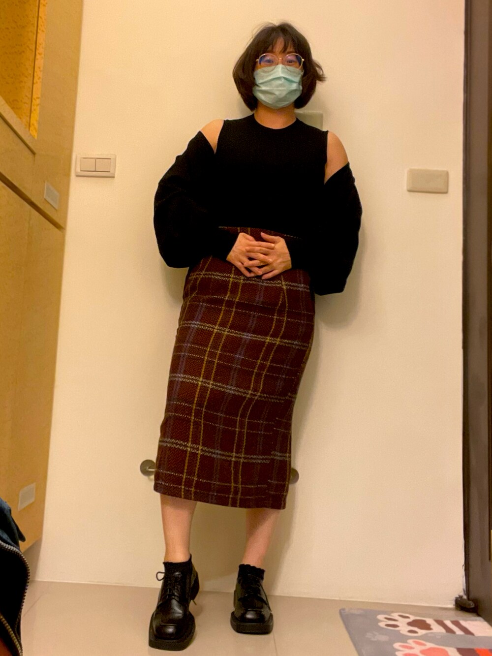 ブラック系のアンサンブル、レッド系のスカート、レッド系のジャケット/アウターを着用したレディースの秋コーディネートの2枚目の写真