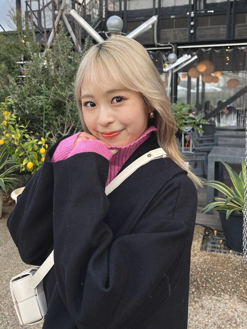 「服とコスメでなりたい自分に、冬コーデ、ピンク、ハイネック、ニット、アウター、パンツスタイル、パンツコーデ、ショートブーツ、ブーツ、きれいめカジュアル、モード、GRL、低身長、プチプラ」｜「fifthの【インスタグラマーコラボ】ミドル丈ダブルチェスターコート（ピーコート、ブラック系）」を使った、りなてぃさん（骨格ストレート・レディース・150cm）の冬コーディネートの2枚目の写真