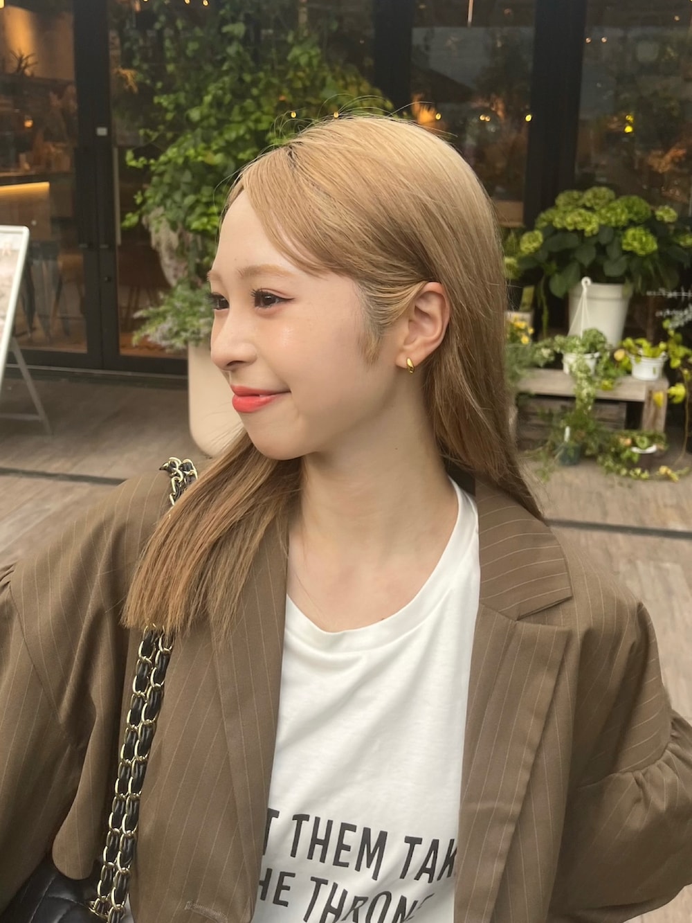 「秋服準備はじめました、WEARyouthコーデ、今日のコスメと服、韓国ファッション、休日スタイル、きれいめカジュアル、レイヤードスタイル、ショルダーバッグ、ロゴT、白Tシャツ、デニム、デニムパンツ、ジャケット、ジャケットスタイル、秋コーデ」|「Solaceのピンストライプショートテーラードジャケット(テーラードジャケット、ベージュ系)」を使った、りなてぃさん(骨格ストレート・レディース・150cm)の夏コーディネートの2枚目の写真