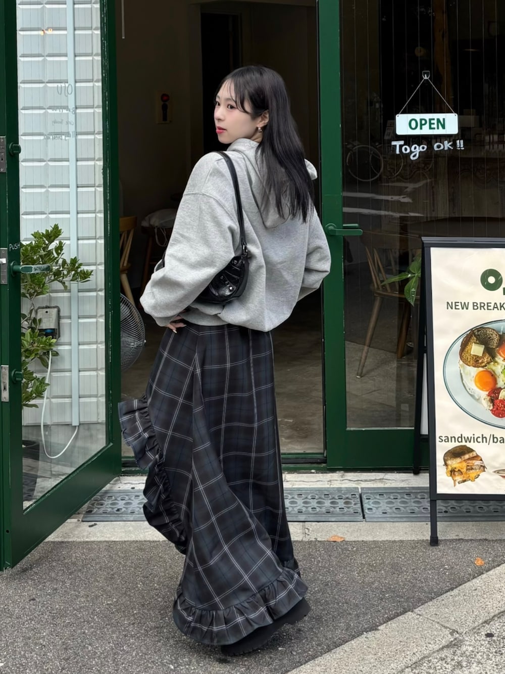 「最近のいい感じコーデ、休日スタイル、プチプラ、厚底シューズ、ブーツ、ショートブーツ、チェック、ロングスカート、パーカー、韓国ファッション、ショルダーバッグ、冬コーデ、お出かけコーデ、クリスマスコーデ、低身長」｜「AMESWORLDWIDEの【AMESWORLDWIDE 】ベーシックロゴフーディ / BASIC LOGO HOODIE（パーカー、グレー系）」を使った、りなてぃさん（骨格ストレート・レディース・150cm）の秋コーディネートの2枚目の写真