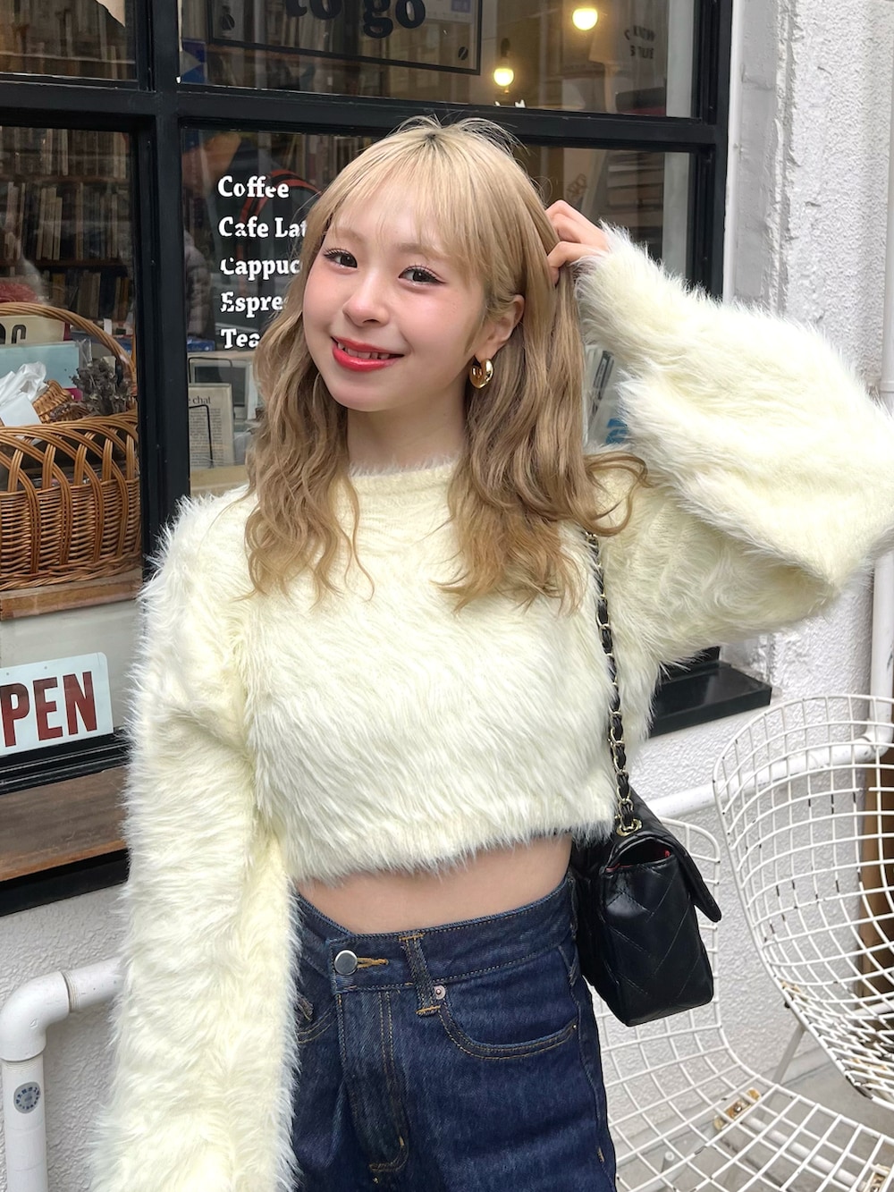 「春のおしゃ見えテクニック、春コーデ、お出かけコーデ、シンプルコーデ、デニム、デニムパンツ、ニット、シャギーニット、ショルダーバッグ、スニーカー、春服みてみて、プチプラ、スポーツミックス、厚底シューズ、春のNewスタイル」｜「JUST A NOONのチャーム付きフェザークロップドニット（ニット/セーター、ベージュ系）」を使った、りなてぃさん（骨格ストレート・レディース・150cm）の春コーディネートの3枚目の写真