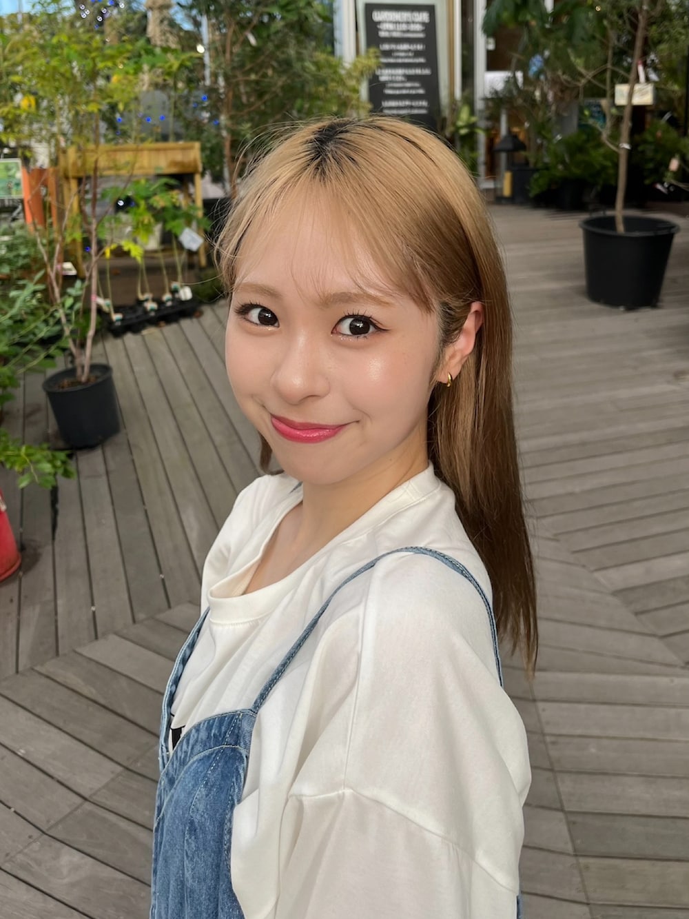 「秋服準備はじめました、WEARyouthコーデ、今日のコスメと服、秋コーデ、デニム、休日スタイル、ロンT、レイヤードスタイル、スニーカー、厚底シューズ、ハンドバッグ、ミニバッグ、プチプラ、きれいめカジュアル、韓国ファッション」｜「Re:EDITの[2023S/S COLLECTION]フロントロゴプリント長袖ロングTシャツ（Tシャツ/カットソー、ホワイト系）」を使った、りなてぃさん（骨格ストレート・レディース・150cm）の夏コーディネートの2枚目の写真