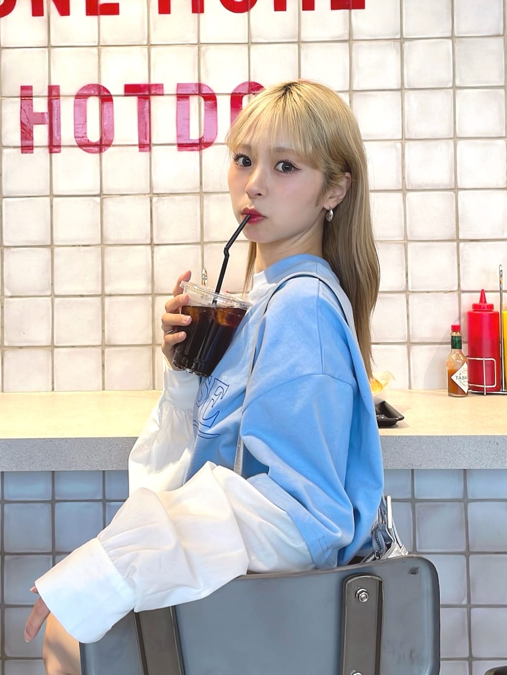 「お出かけコーデ、デートコーデ、春コーデ、春色、ショルダーバッグ、ミニスカート、スニーカー、厚底シューズ、韓国ファッション、プチプラ、休日スタイル、ロゴT、ロンT、低身長、ブルー」｜「AMAILのSandwich genderless cloth（Tシャツ/カットソー、ブルー系）」を使った、りなてぃさん（骨格ストレート・レディース・150cm）の春コーディネートの2枚目の写真