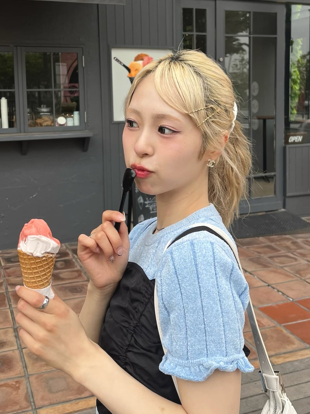 「初夏コーデ、デートコーデ、プチプラ、きれいめカジュアル、オールインワン、レイヤードスタイル、レイヤード、サマーニット、ミュールサンダル、サンダル、ショルターバッグ、シンプルコーデ、韓国ファッション、低身長コーデ、春夏コーデ」｜「mietteのシャーリングオールインワン（つなぎ/オールインワン、ブラック系）」を使った、りなてぃさん（骨格ストレート・レディース・150cm）の春コーディネートの3枚目の写真