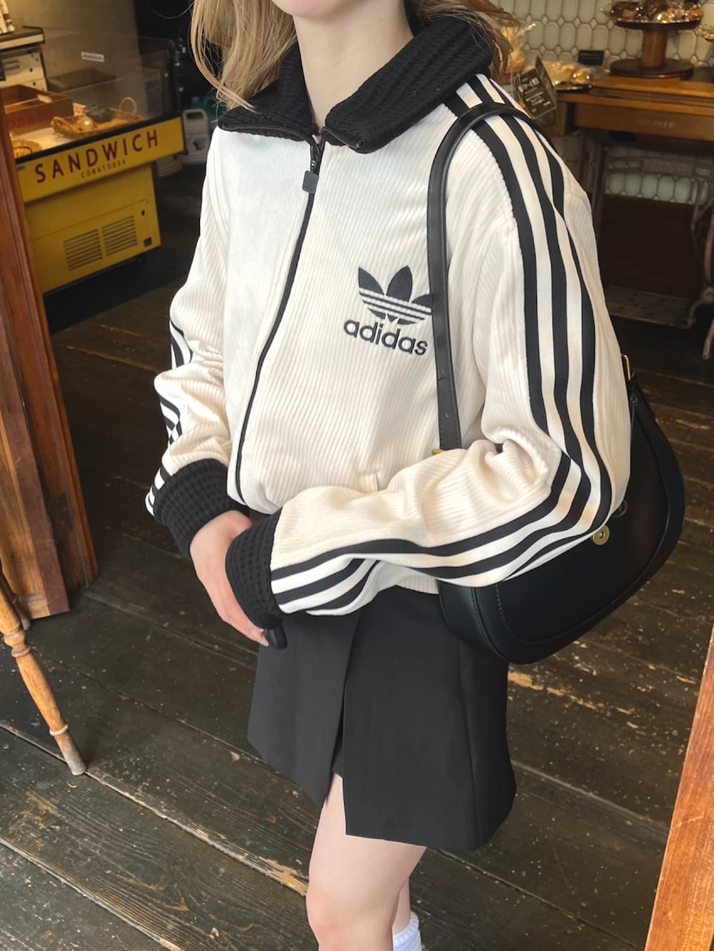 「今日のコスメと服、デートコーデ、トラックジャケット、ジャケット、ミニスカート、スポーツミックス、ローファー、厚底シューズ、ショルダーバッグ、モノトーン、春コーデ、プチプラ、春色、休日スタイル、adidas」|「adidasのアディダス オリジナルス プレミアム ベッケンバウアー リュクス トラックトップ(トップス、ホワイト系)」を使った、りなてぃさん(骨格ストレート・レディース・150cm)の冬コーディネートの3枚目の写真