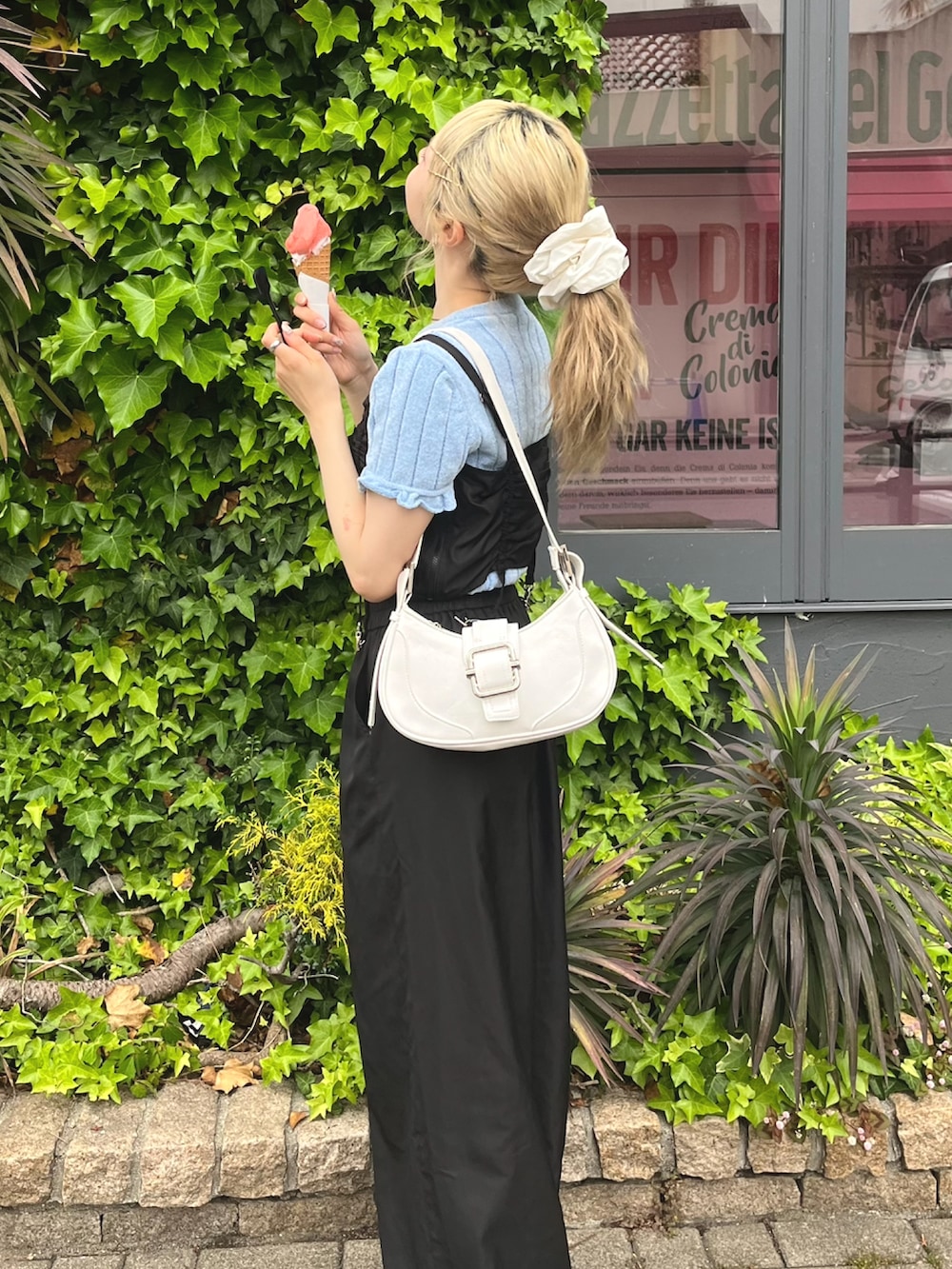 「初夏コーデ、デートコーデ、プチプラ、きれいめカジュアル、オールインワン、レイヤードスタイル、レイヤード、サマーニット、ミュールサンダル、サンダル、ショルターバッグ、シンプルコーデ、韓国ファッション、低身長コーデ、春夏コーデ」｜「mietteのシャーリングオールインワン（つなぎ/オールインワン、ブラック系）」を使った、りなてぃさん（骨格ストレート・レディース・150cm）の春コーディネートの2枚目の写真