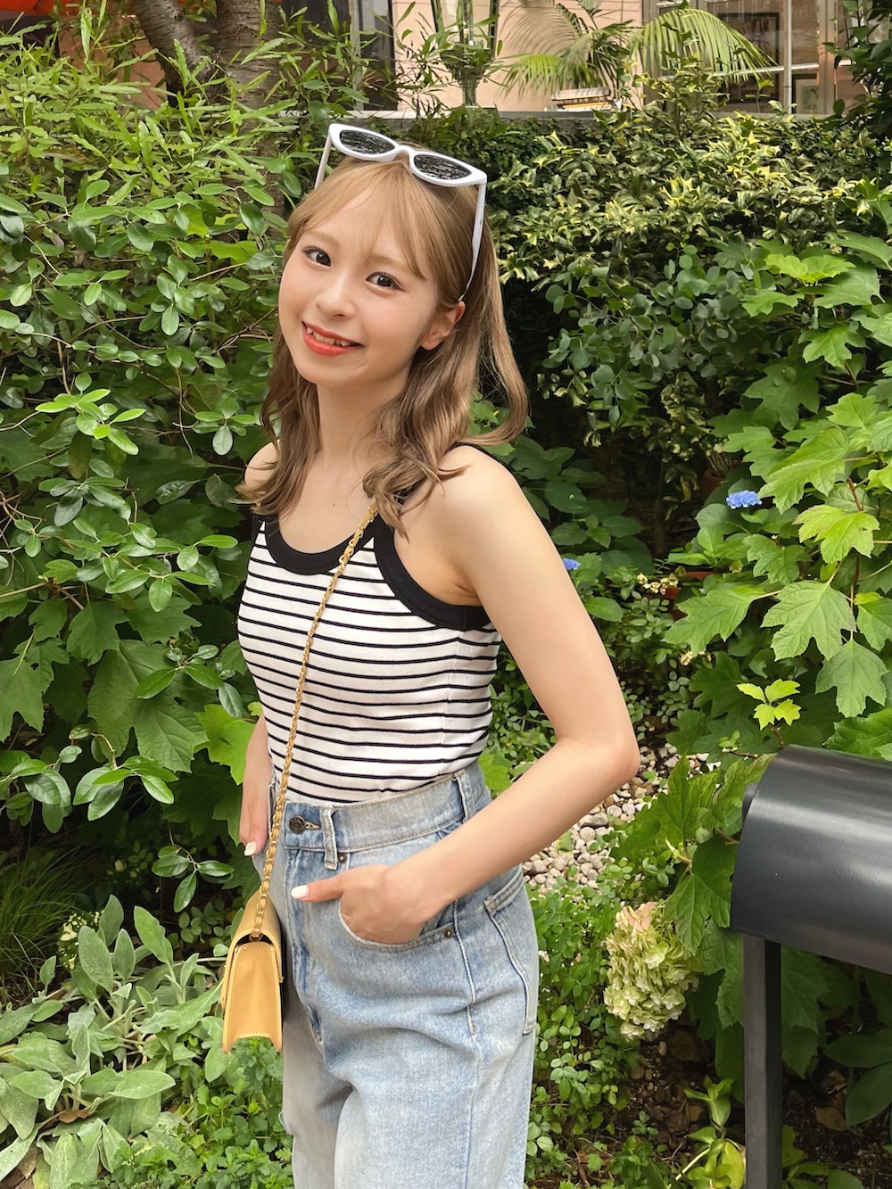 「ボーダー、厚底シューズ、厚底サンダル、サンダル、夏コーデ、デニム、デニムパンツ、サングラス、キャミソール、ショルダーバッグ、きれいめカジュアル、お出かけコーデ、このスタイルがお気に入り、スポーツサンダル、今日のコスメと服」｜「HALEY PESCAのHALEY PESCA/キャットアイ カラーフレームサングラス（サングラス、ホワイト系）」を使った、りなてぃさん（骨格ストレート・レディース・150cm）の夏コーディネートの2枚目の写真