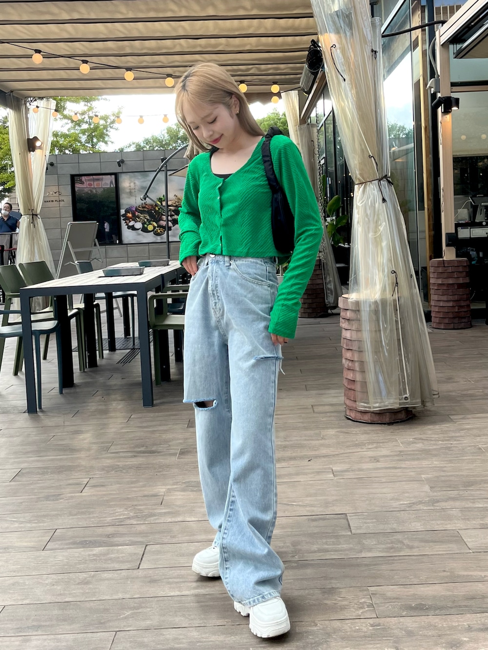 「休日スタイル、秋服準備はじめました、WEARyouthコーデ、秋コーデ、スニーカー、きれいめカジュアル、デニム、カラー×コーデ、ミニバッグ、カーディガン、ショルダーバッグ、プチプラ、デニムパンツ、厚底シューズ、今日のコスメと服」｜「mietteのﾊﾟｲﾙｼﾞｬｶﾞｰﾄﾞUﾈｯｸｼｮｰﾄﾄｯﾌﾟｽ（Tシャツ/カットソー、グリーン系）」を使った、りなてぃさん（骨格ストレート・レディース・150cm）の夏コーディネートの2枚目の写真