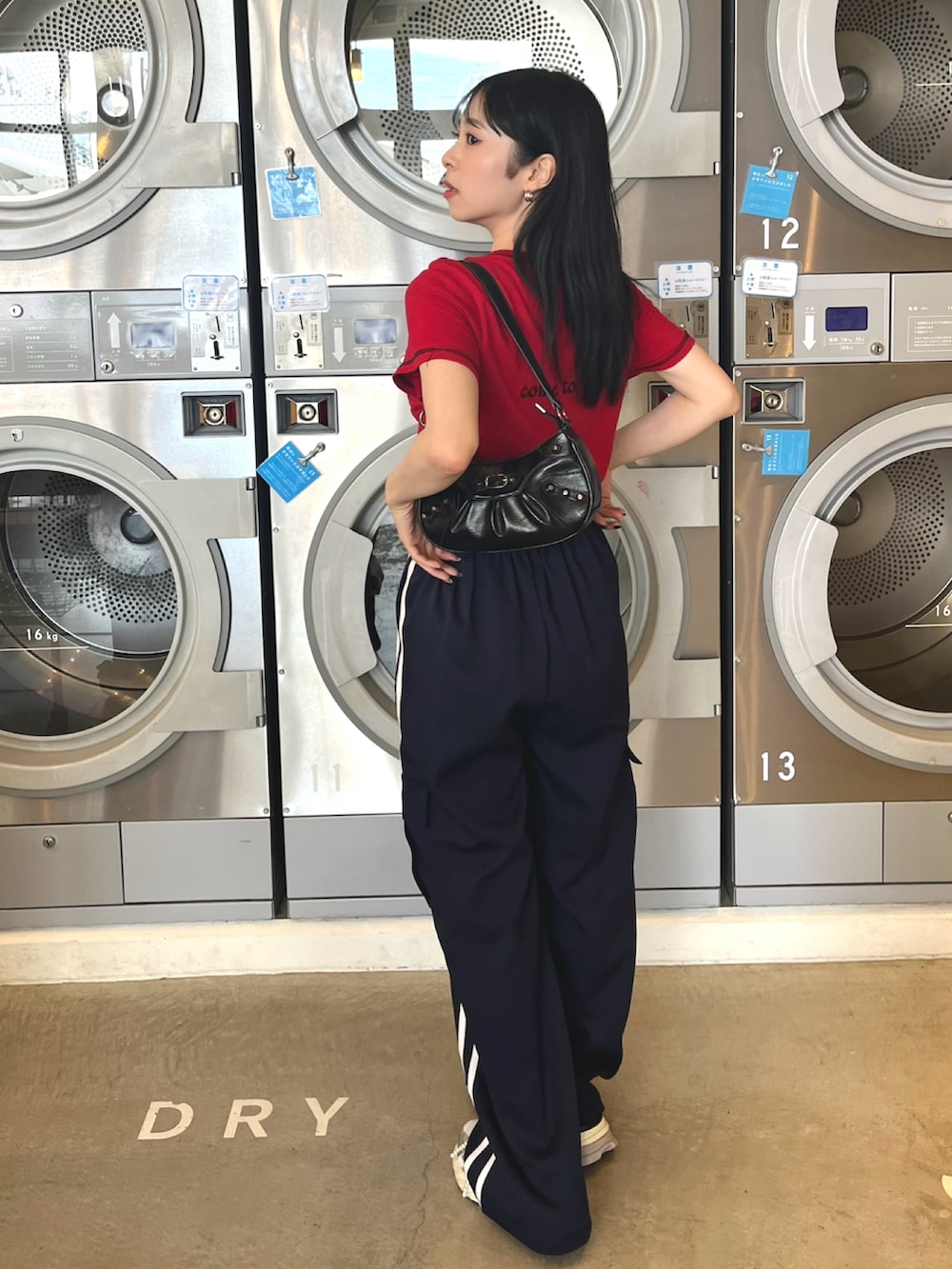 「ロゴT、Tシャツ、赤、お出かけコーデ、トラックパンツ、スニーカー、NIKE、ショルダーバッグ、韓国ファッション、スポーツミックス、デートコーデ、休日スタイル、プチプラ、リラックススタイル、カジュアル」｜「jouetieのロゴステッチTシャツ（Tシャツ/カットソー、レッド系）」を使った、りなてぃさん（骨格ストレート・レディース・150cm）の秋コーディネートの2枚目の写真