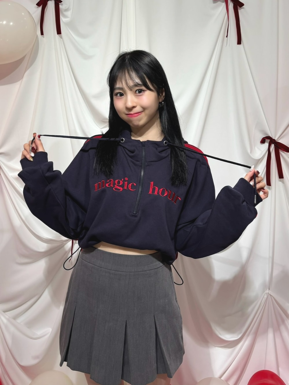 「最近のいい感じコーデ、パーカー、スウェット、ミニスカート、ロングブーツ、厚底シューズ、冬コーデ、きれいめカジュアル、お出かけコーデ、韓国ファッション、ブーツ、テーマパークコーデ、クリスマスに着たい服、マイベストコーデ2024、低身長コーデ」|「Ambre Neige by りなてぃの【りなてぃコラボ】ハーフジップロゴスウェット/WEB/EC限定商品(スウェット、ブルー系)」を使った、りなてぃさん(骨格ストレート・レディース・150cm)の秋コーディネートの2枚目の写真