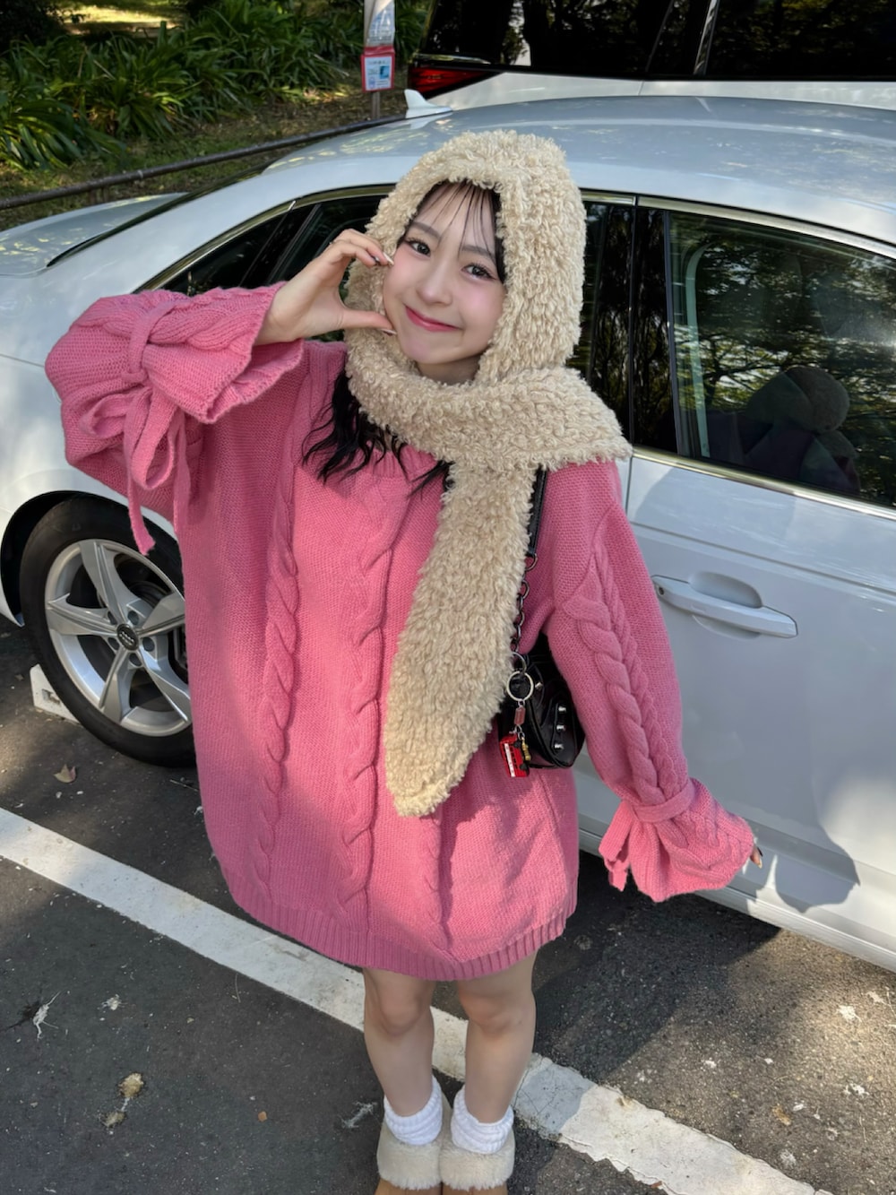「最近のいい感じコーデ、ニット、ケーブルニット、ニットワンピース、ワンピース、ブーツ、ムートンブーツ、厚底シューズ、ショルダーバッグ、お出かけコーデ、ピンク、厚底ブーツ、休日スタイル、デートコーデ、冬コーデ」｜「GRLのアイテム（ブーツ、ベージュ系）」を使った、りなてぃさん（骨格ストレート・レディース・150cm）の秋コーディネートの2枚目の写真