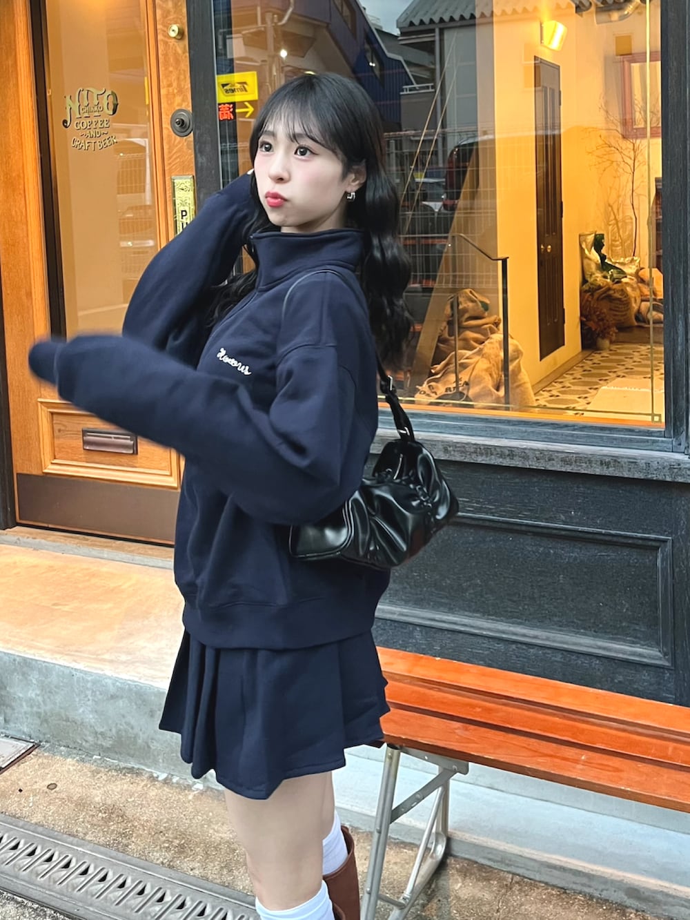 「最近のいい感じコーデ、クリスマスに着たい服、休日スタイル、セットアップ、スウェット、ブーツ、ロングブーツ、韓国ファッション、ショルダーバッグ、マイベストコーデ2024、テーマパークコーデ、冬コーデ、お出かけコーデ、きれいめカジュアル、プチプラ」｜「GRLのアイテム（トップス、ブルー系）」を使った、りなてぃさん（骨格ストレート・レディース・150cm）の冬コーディネートの2枚目の写真