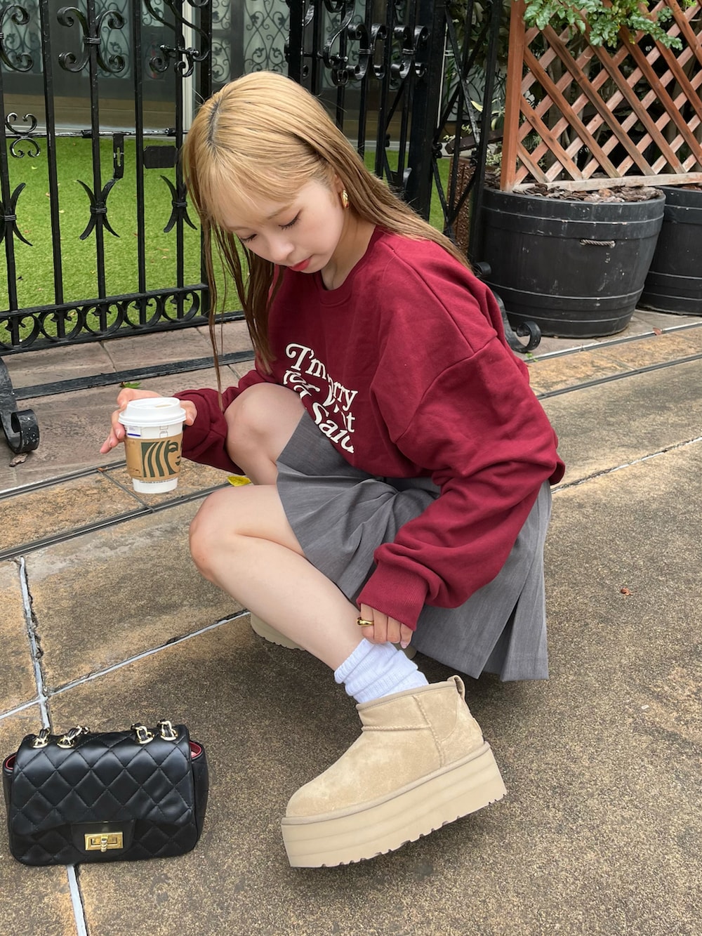 「秋服まるっと大公開、秋コーデ、ブーツ、ベージュ、お出かけコーデ、シンプルコーデ、スウェット、休日スタイル、カラー×コーデ、ミニスカート、ショルダーバッグ、ムートンブーツ、韓国ファッション、きれいめカジュアル、キレイめ」｜「me+em selectのレタリングロゴスウェットトレーナー【韓国製】（スウェット、レッド系）」を使った、りなてぃさん（骨格ストレート・レディース・150cm）の秋コーディネートの4枚目の写真