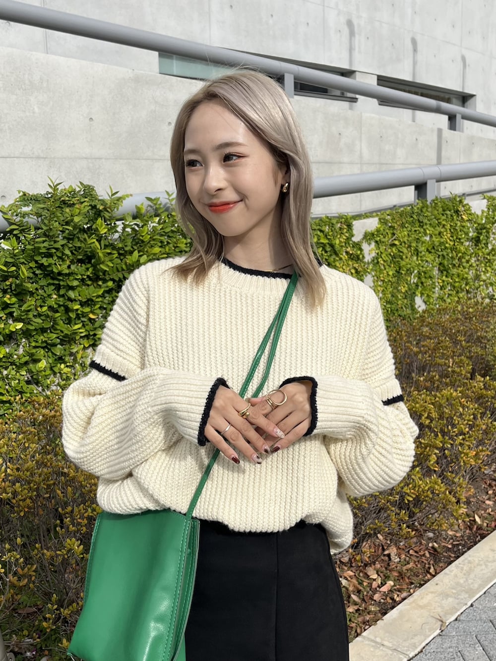 「服とコスメでなりたい自分に、クリスマスに着たい服、ニット、冬コーデ、プチプラ、きれいめカジュアル、ショルダーバッグ、ロングスカート、マーメイドスカート、ブーツ、ショートブーツ、グリーン、低身長コーデ、休日スタイル、オトナ女子」｜「fifthの【りなてぃセレクト】ステッチデザインニット（ニット/セーター、ホワイト系）」を使った、りなてぃさん（骨格ストレート・レディース・150cm）の冬コーディネートの2枚目の写真
