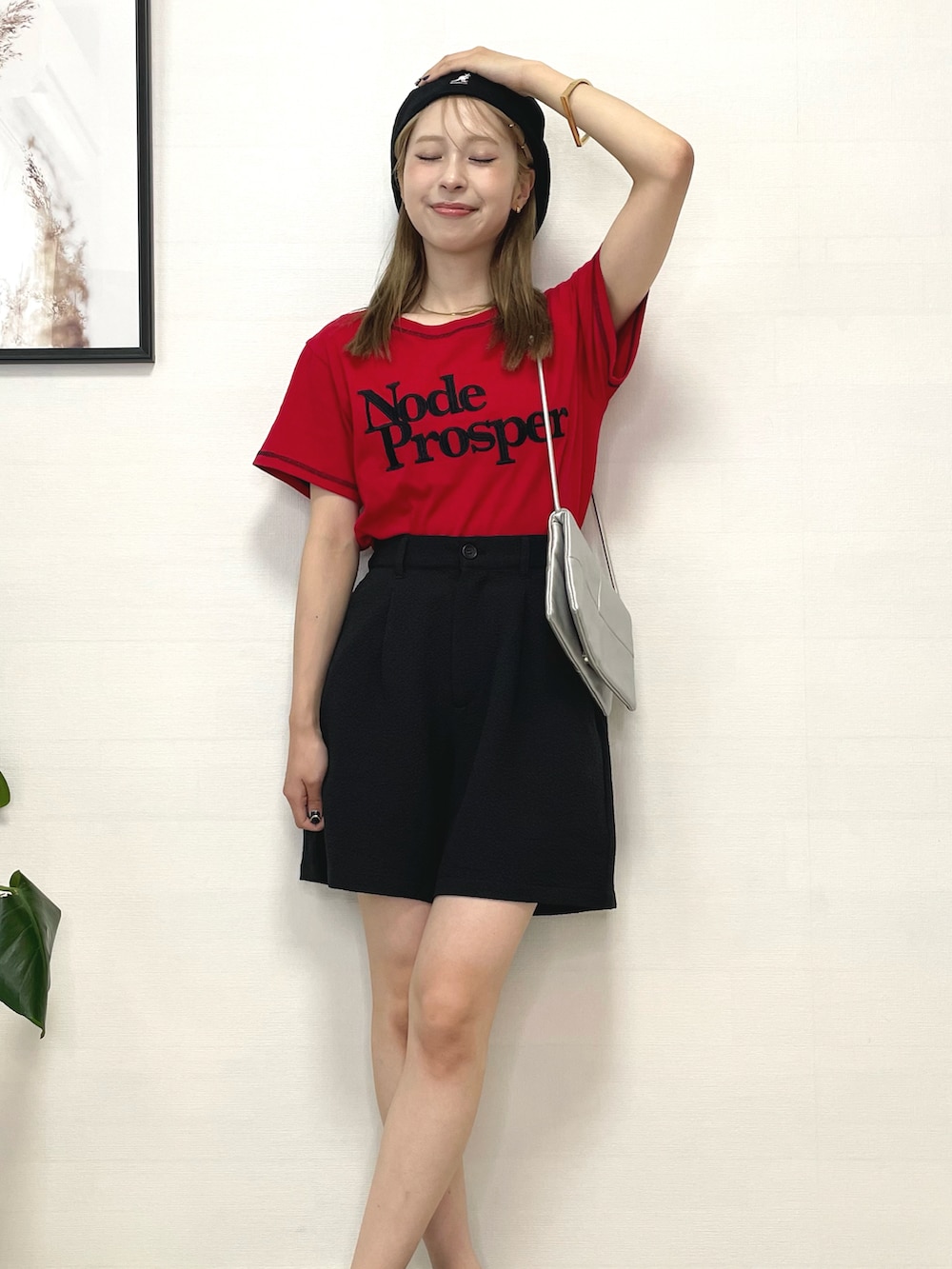 「アツいコーデ全部見せ、夏コーデ、ロゴT、カラー×コーデ、アウトドアスタイル、ショートパンツ、サンダル、厚底シューズ、厚底サンダル、スポーツサンダル、ショルダーバッグ、Tシャツ、ベレー帽、大人カジュアル、カジュアルコーデ」｜「jouetieの【KANGOL】ハンチング（ハンチング/ベレー帽、ブラック系）」を使った、りなてぃさん（骨格ストレート・レディース・150cm）の夏コーディネートの2枚目の写真