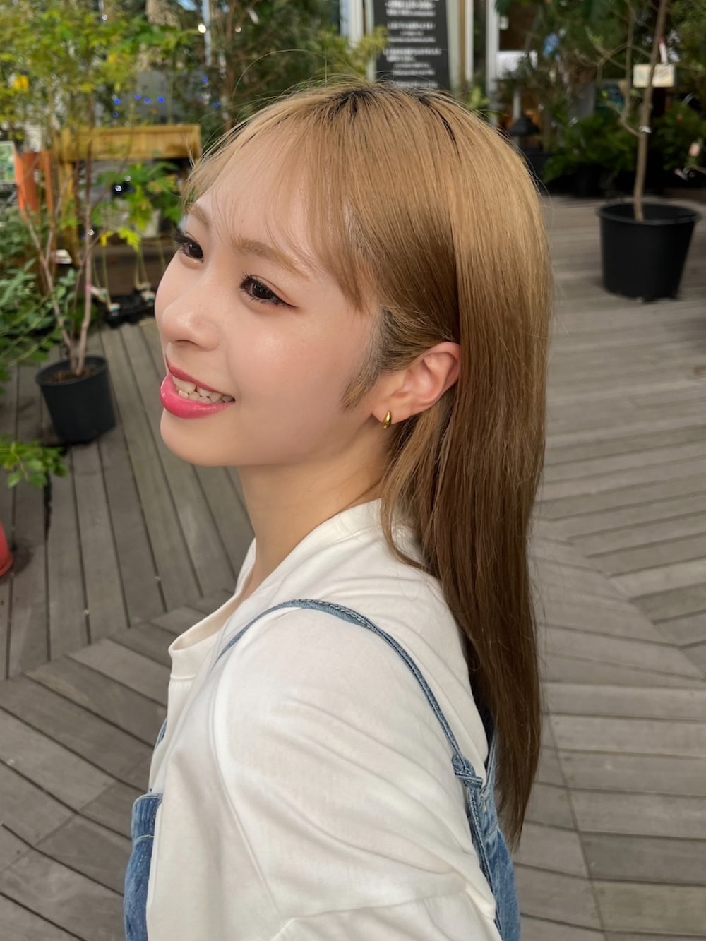 「秋服準備はじめました、WEARyouthコーデ、今日のコスメと服、秋コーデ、デニム、休日スタイル、ロンT、レイヤードスタイル、スニーカー、厚底シューズ、ハンドバッグ、ミニバッグ、プチプラ、きれいめカジュアル、韓国ファッション」｜「Re:EDITの[2023S/S COLLECTION]フロントロゴプリント長袖ロングTシャツ（Tシャツ/カットソー、ホワイト系）」を使った、りなてぃさん（骨格ストレート・レディース・150cm）の夏コーディネートの3枚目の写真
