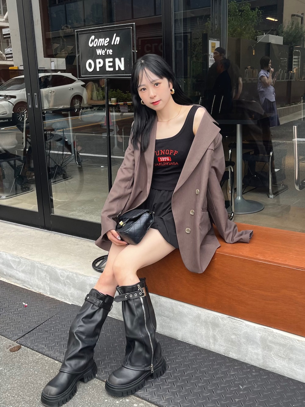 「ブラウン、秋冬コーデ、秋服準備はじめました、秋コーデ、ジャケット、ブーツ、ロングブーツ、厚底シューズ、バルーンスカート、韓国ファッション、デートコーデ、休日スタイル、ショルダーバッグ、お出かけコーデ、きれいめカジュアル」|「SHEINのアイテム(タンクトップ、ブラック系)」を使った、りなてぃさん(骨格ストレート・レディース・150cm)の秋コーディネートの3枚目の写真