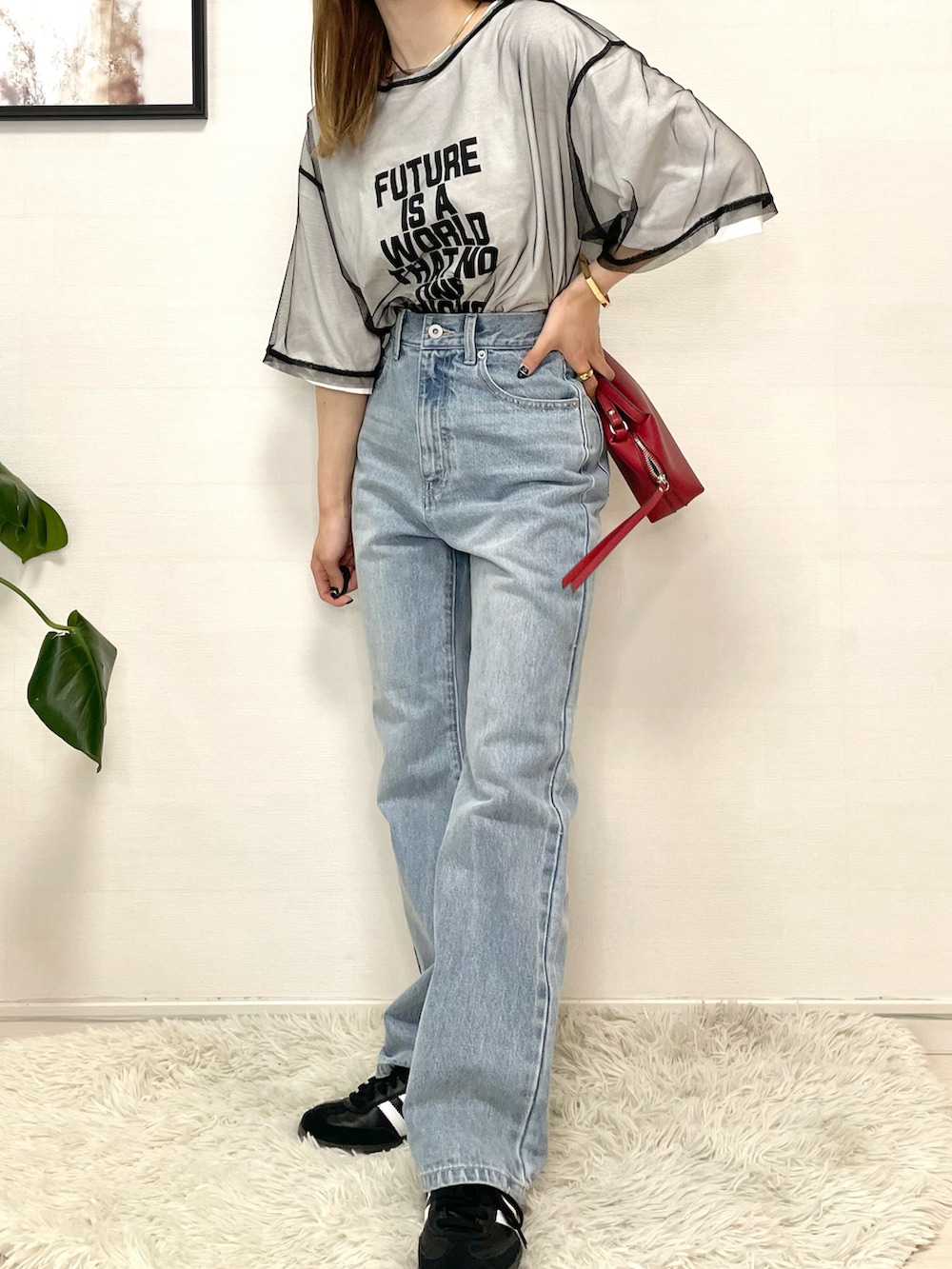 「ロゴT、シアートップス、ハンドバッグ、アツいコーデ全部見せ、カラー×コーデ、レイヤードスタイル、ストリート、デニム、デニムパンツ、白Tシャツ、スニーカー、夏コーデ、アウトドアスタイル、休日スタイル、フレアパンツ」｜「COLONY 2139の20/USA天竺プリントルーズTシャツ（Tシャツ/カットソー、ホワイト系）」を使った、りなてぃさん（骨格ストレート・レディース・150cm）の夏コーディネートの2枚目の写真