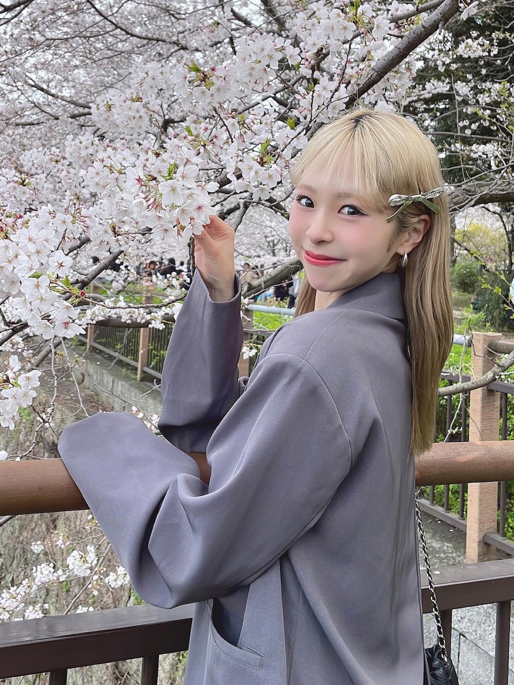 「春のNewスタイル、韓国ファッション、ミュール、セットアップ、お出かけコーデ、ショートパンツ、春アウター、春色、グレー、ショルダーバッグ、休日スタイル、春コーデ、ジャケット、ジャケットスタイル、大人カジュアル」｜「FOLLOWINのポイントアルファベットロゴクロップドTシャツカットソー（Tシャツ/カットソー、パープル系）」を使った、りなてぃさん（骨格ストレート・レディース・150cm）の春コーディネートの2枚目の写真