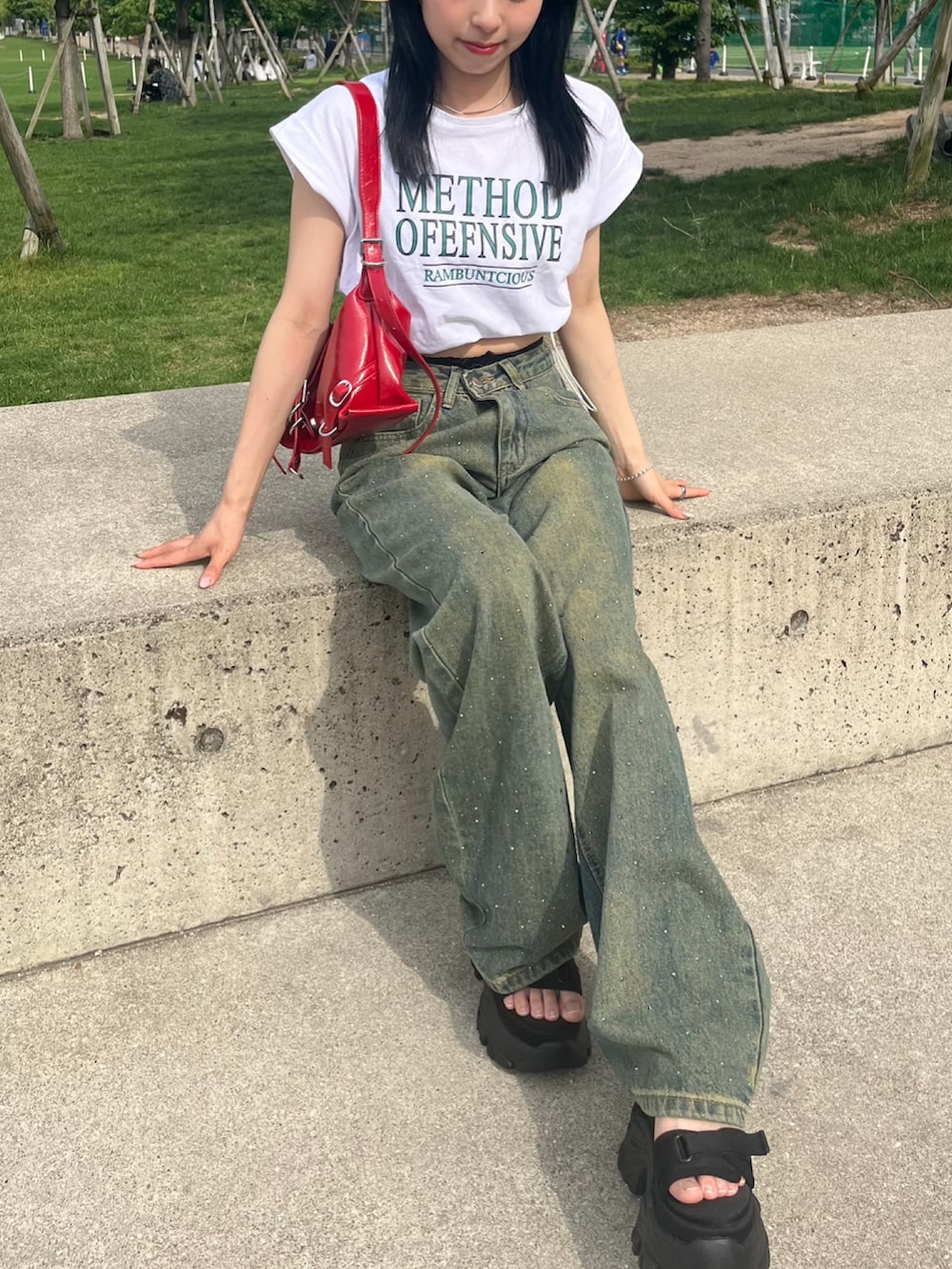 「さらっと晴れやかスナップ、スポーツミックス、夏だ！Tシャツ着よう！、厚底シューズ、きれいめカジュアル、プチプラ、ショルダーバッグ、お出かけコーデ、レイヤードスタイル、夏コーデ、フェススタイル、Tシャツ、ロゴT、サンダル、デニム」｜「SHEINのアイテム（トップス、ホワイト系）」を使った、りなてぃさん（骨格ストレート・レディース・150cm）の夏コーディネートの2枚目の写真