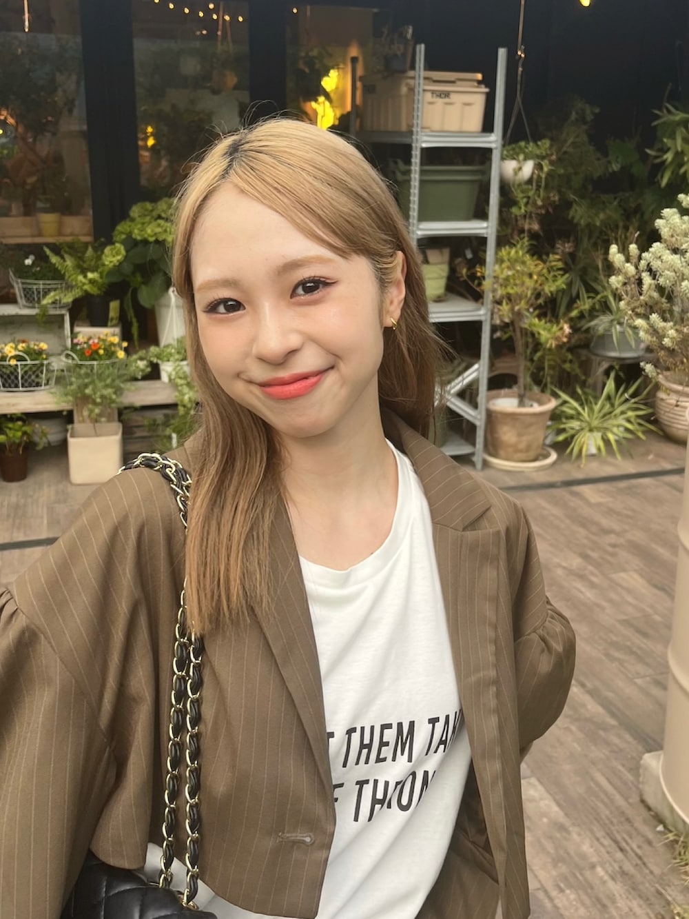 「秋服準備はじめました、WEARyouthコーデ、今日のコスメと服、韓国ファッション、休日スタイル、きれいめカジュアル、レイヤードスタイル、ショルダーバッグ、ロゴT、白Tシャツ、デニム、デニムパンツ、ジャケット、ジャケットスタイル、秋コーデ」|「Solaceのピンストライプショートテーラードジャケット(テーラードジャケット、ベージュ系)」を使った、りなてぃさん(骨格ストレート・レディース・150cm)の夏コーディネートの3枚目の写真