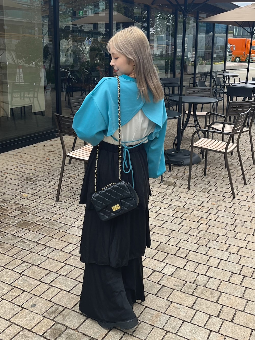 「休日スタイル、春コーデ、ショルダーバッグ、ボリューム袖、韓国ファッション、ローファー、春服みてみて、ボレロ、カーディガン、ロゴT、ロンT、ティアードスカート、ロングスカート、厚底シューズ、きれいめカジュアル」｜「VACANCYのコクーンスリーブレイヤードトップス（Tシャツ/カットソー、ブルー系）」を使った、りなてぃさん（骨格ストレート・レディース・150cm）の春コーディネートの2枚目の写真
