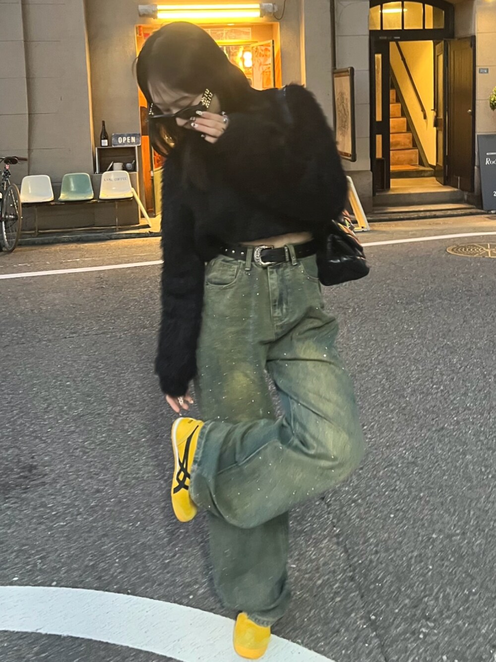 「秋コーデ、テーマパークコーデ、デートコーデ、デニム、デニムパンツ、サングラス、ショルダーバッグ、スニーカー、韓国ファッション、お出かけコーデ、ハロウィン、スポーツミックス、カジュアル、低身長コーデ、ニット」｜「SHEINのアイテム（ニット/セーター、ブラック系）」を使った、りなてぃさん（骨格ストレート・レディース・150cm）の秋コーディネートの2枚目の写真