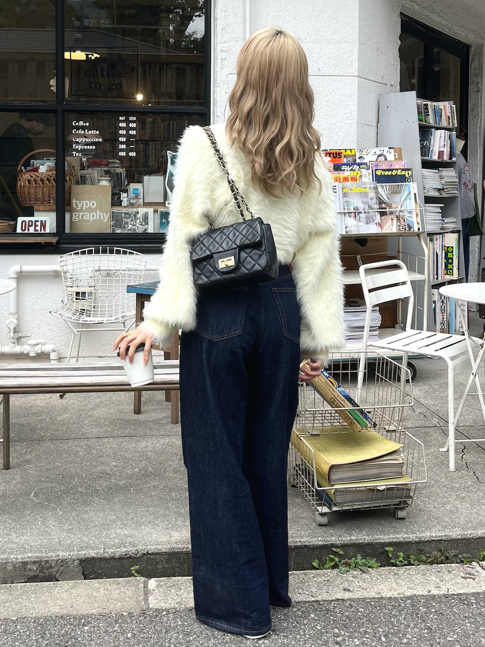 「春のおしゃ見えテクニック、春コーデ、お出かけコーデ、シンプルコーデ、デニム、デニムパンツ、ニット、シャギーニット、ショルダーバッグ、スニーカー、春服みてみて、プチプラ、スポーツミックス、厚底シューズ、春のNewスタイル」｜「JUST A NOONのチャーム付きフェザークロップドニット（ニット/セーター、ベージュ系）」を使った、りなてぃさん（骨格ストレート・レディース・150cm）の春コーディネートの2枚目の写真