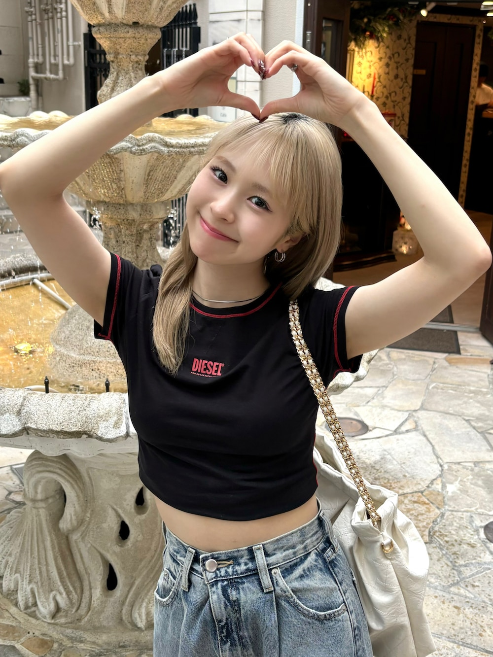 「低身長コーデ、きれいめカジュアル、デニム、デニムパンツ、ロゴT、Tシャツ、ショルダーバッグ、スニーカー、NIKE、雨の日コーデ、韓国ファッション、夏コーデ、カジュアル、スポーツミックス、休日スタイル」｜「DIESELのレディース アンダーウェア  Tシャツ（Tシャツ/カットソー、ブラック系）」を使った、りなてぃさん（骨格ストレート・レディース・150cm）の夏コーディネートの2枚目の写真