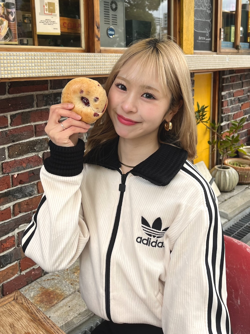 「今日のコスメと服、デートコーデ、トラックジャケット、ジャケット、ミニスカート、スポーツミックス、ローファー、厚底シューズ、ショルダーバッグ、モノトーン、春コーデ、プチプラ、春色、休日スタイル、adidas」|「adidasのアディダス オリジナルス プレミアム ベッケンバウアー リュクス トラックトップ(トップス、ホワイト系)」を使った、りなてぃさん(骨格ストレート・レディース・150cm)の冬コーディネートの2枚目の写真