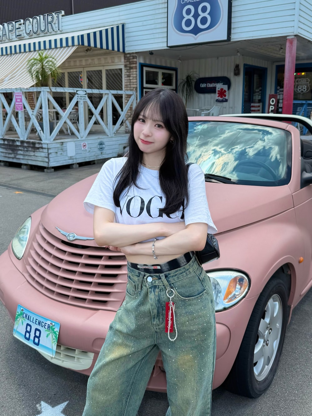 「デニム、デニムパンツ、Tシャツ、ロゴT、白Tシャツ、スニーカー、厚底シューズ、ショルダーバッグ、プチプラ、夏コーデ、休日スタイル、お出かけコーデ、韓国ファッション、低身長女子、カジュアル」｜「VOGUE JAPANのアイテム（Tシャツ/カットソー、ホワイト系）」を使った、りなてぃさん（骨格ストレート・レディース・150cm）の夏コーディネートの2枚目の写真