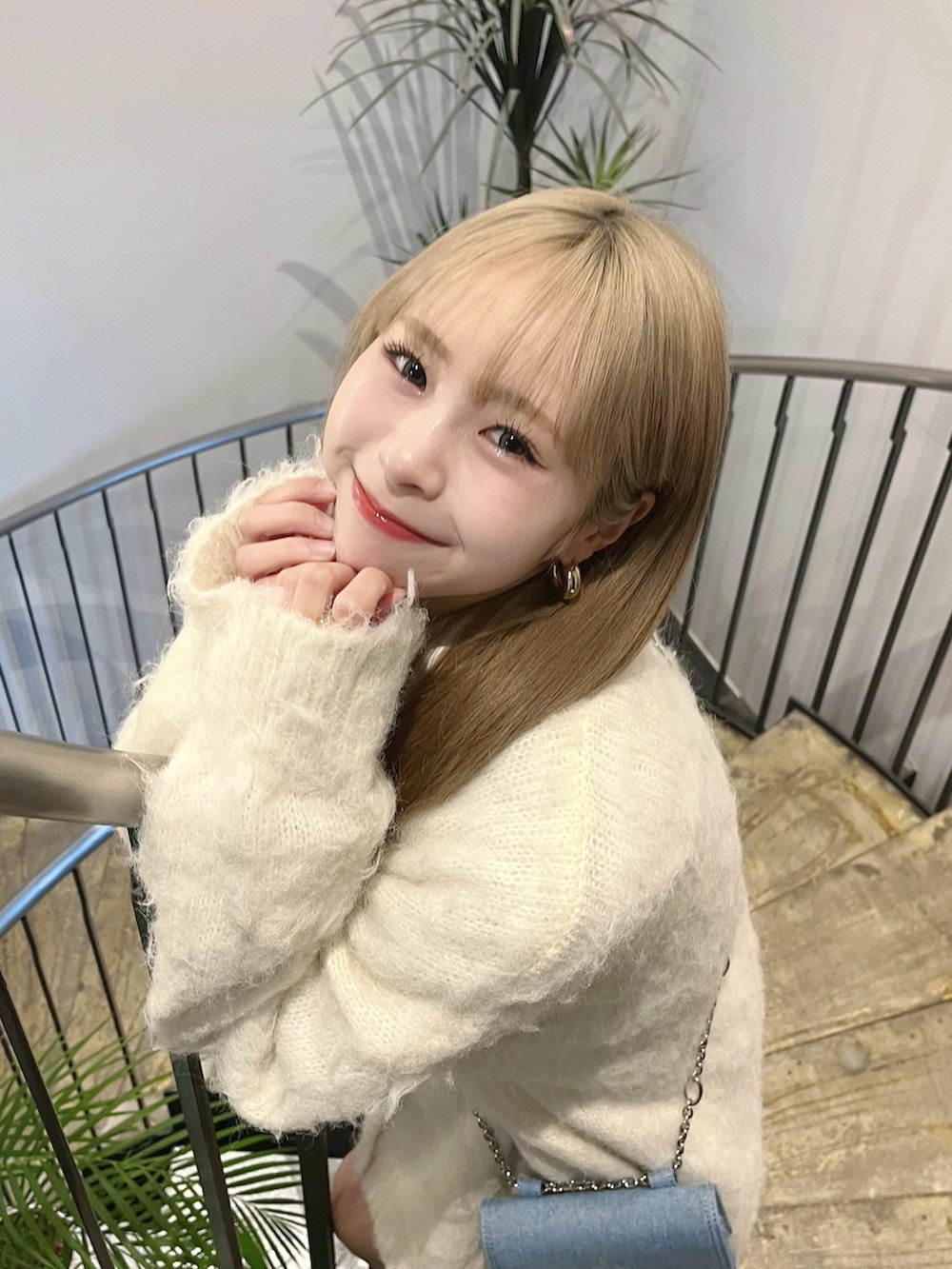 「今日のコスメと服、春色、休日スタイル、カーディガン、ショルダーバッグ、デートコーデ、春コーデ、プチプラ、春服みてみて、ブーツ、レイヤードスタイル、韓国ファッション、ホワイトコーデ、おでかけコーデ、春のNewスタイル」｜「SHEINのアイテム（シャツ/ブラウス、ホワイト系）」を使った、りなてぃさん（骨格ストレート・レディース・150cm）の春コーディネートの2枚目の写真