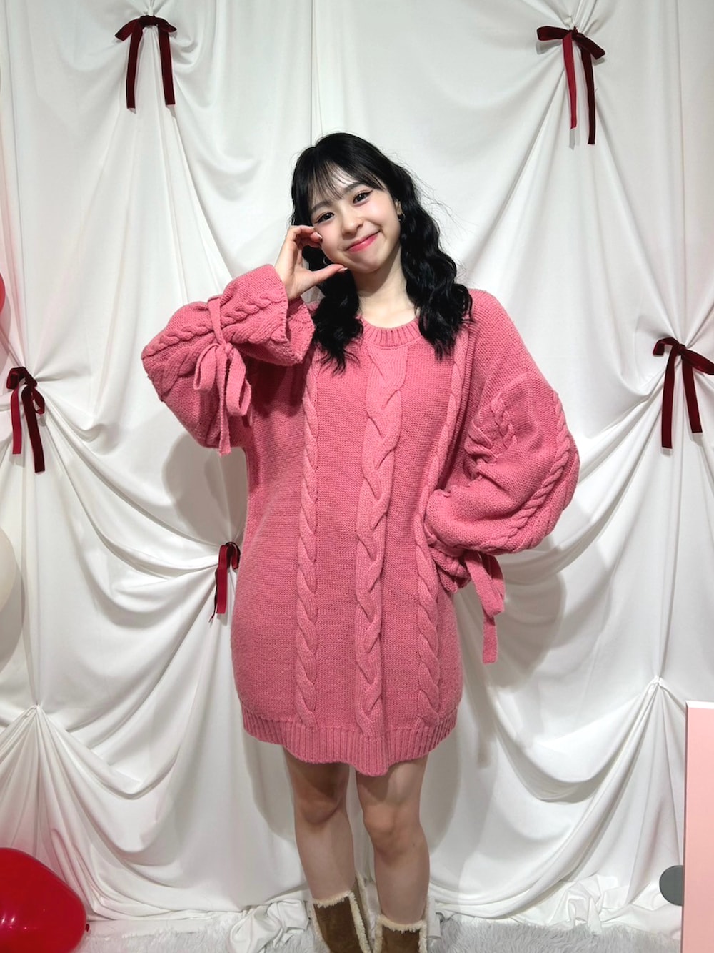 「最近のいい感じコーデ、冬コーデ、きれいめカジュアル、お出かけコーデ、韓国ファッション、ブーツ、厚底シューズ、厚底ブーツ、ムートンブーツ、ショートブーツ、ニット、ニットワンピース、テーマパークコーデ、クリスマスに着たい服、マイベストコーデ2024」｜「Ambre Neige by りなてぃの【りなてぃコラボ】ケーブルニットチュニック/WEB/EC限定商品（ニット/セーター、ピンク系）」を使った、りなてぃさん（骨格ストレート・レディース・150cm）の冬コーディネートの2枚目の写真