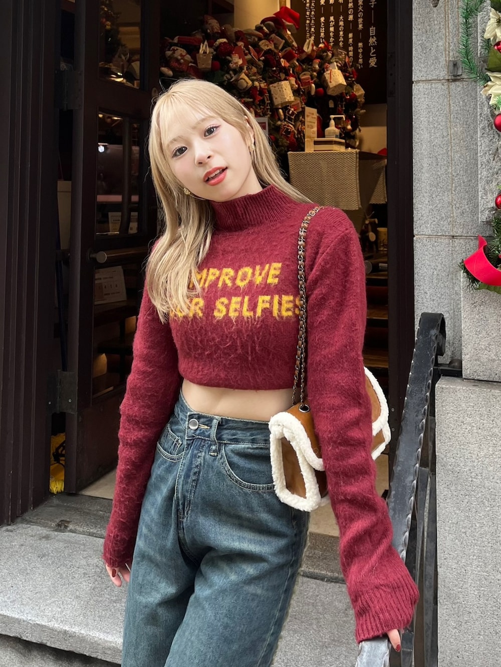 「きれいめカジュアル、ショルダーバッグ、レザー、赤、お出かけコーデ、プチプラ、デニム、マイベストコーデ2023、ブーツ、厚底シューズ、ニット、クリスマスに着たい服、韓国ファッション、休日スタイル、冬コーデ」｜「SLYのMESSAGE SHAGGY JQ TOPS メッセージ シャギー ジャガード トップス（ニット/セーター、レッド系）」を使った、りなてぃさん（骨格ストレート・レディース・150cm）の冬コーディネートの2枚目の写真