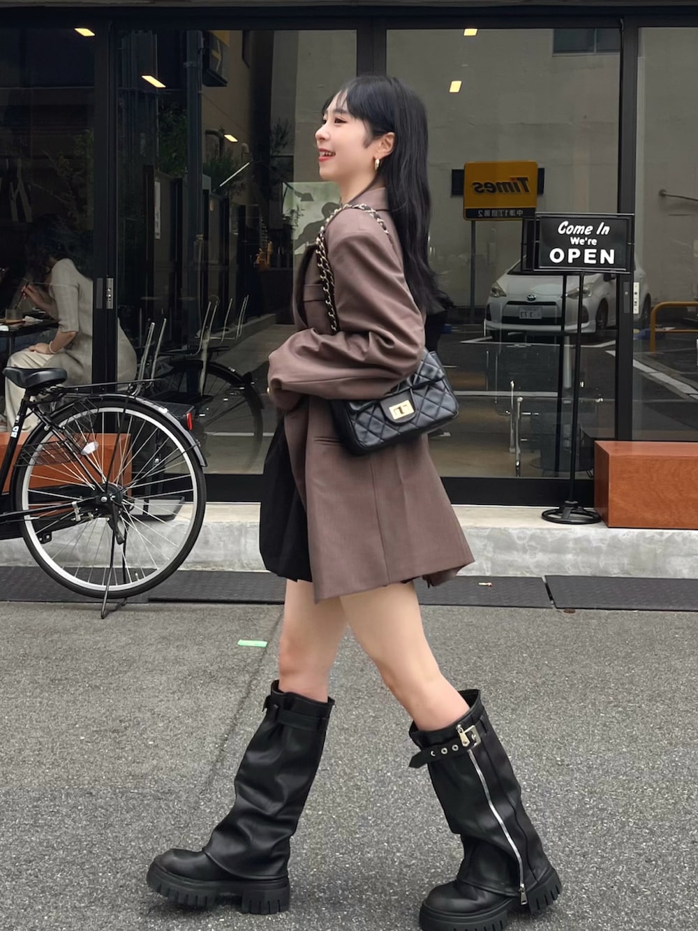 「ブラウン、秋冬コーデ、秋服準備はじめました、秋コーデ、ジャケット、ブーツ、ロングブーツ、厚底シューズ、バルーンスカート、韓国ファッション、デートコーデ、休日スタイル、ショルダーバッグ、お出かけコーデ、きれいめカジュアル」|「SHEINのアイテム(タンクトップ、ブラック系)」を使った、りなてぃさん(骨格ストレート・レディース・150cm)の秋コーディネートの2枚目の写真
