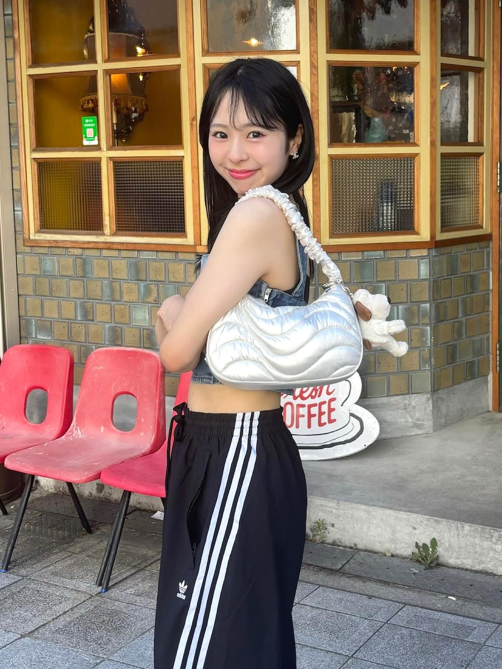 「韓国ファッション、テーマパークコーデ、デニム、ビスチェ、トラックパンツ、adidas、スニーカー、厚底シューズ、フェススタイル、シンプル、きれいめカジュアル、休日スタイル、ショルダーバッグ、お出かけコーデ、夏コーデ」｜「GRLのアイテム（トップス、ブルー系）」を使った、りなてぃさん（骨格ストレート・レディース・150cm）の夏コーディネートの2枚目の写真